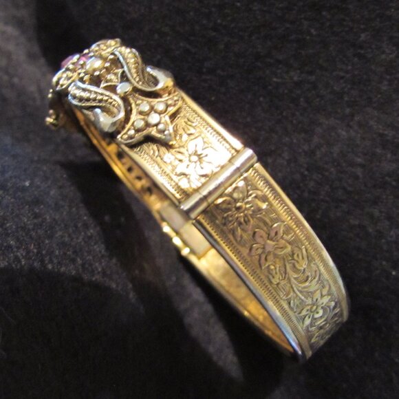 Avon Vintage 1974 Queensbury Victorian Revival Gold Tone Crystal Bracelet - Picture 8 of 16